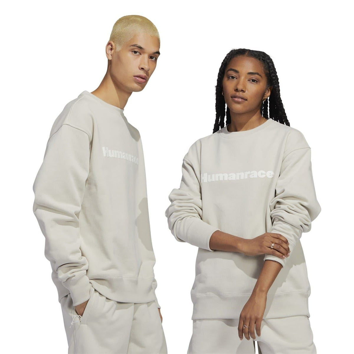 Light grey crewneck sweatshirt with front logo, relaxed fit, long sleeves
