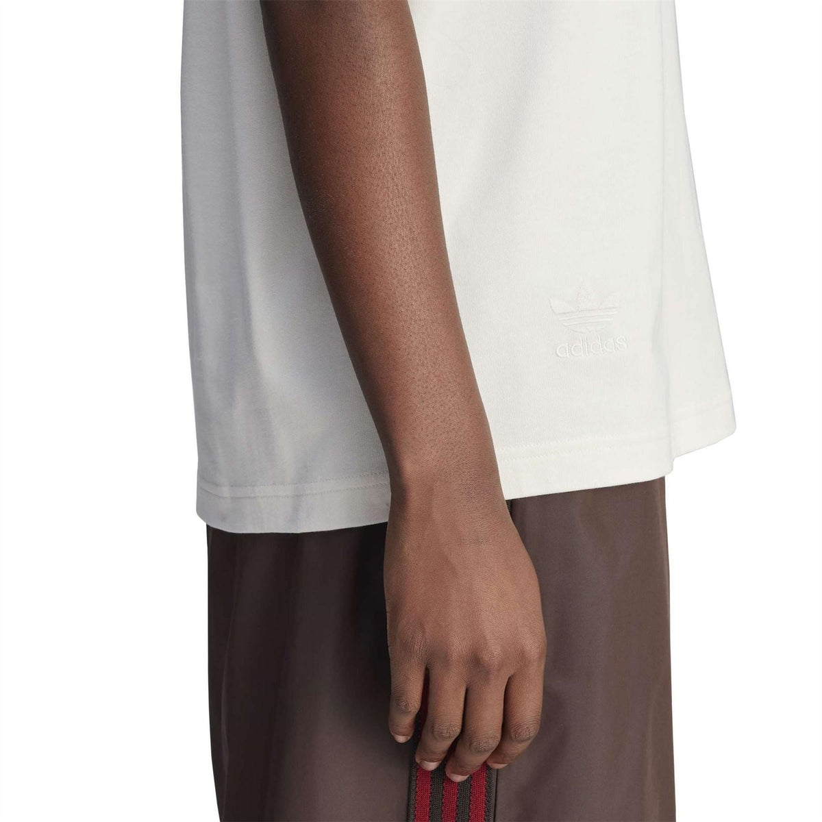 Chalk white T-shirt hem with subtle chest logo detail