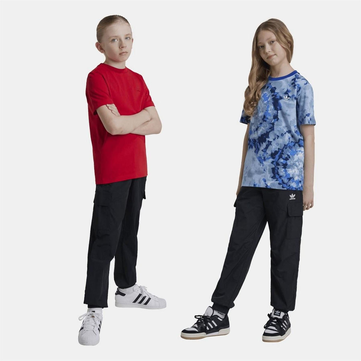 Black cargo track pants with elastic waist, relaxed leg and side cargo pocket