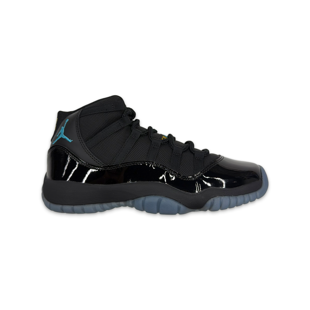 Kids' basketball shoe with black patent leather and blue accents