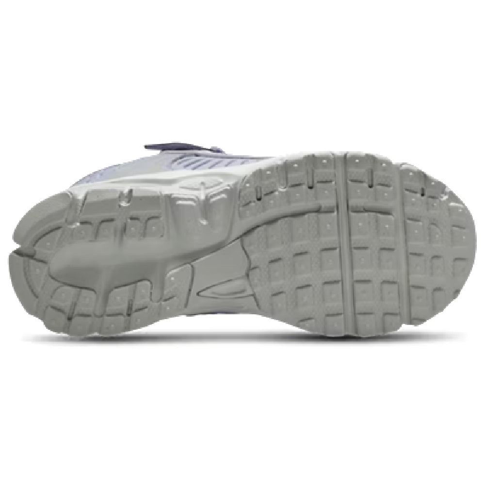 Kids Nike Vomero 5 outsole with grippy tread and light gray rubber sole.