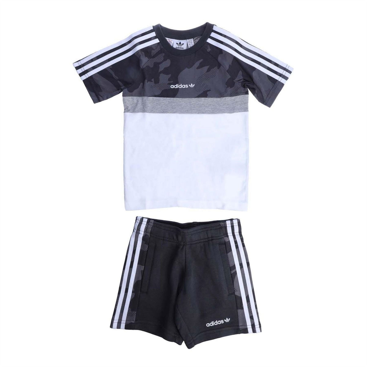 adidas Originals Itasca shorts and T-shirt set, featuring a casual polo shirt and matching shorts in a sporty style
