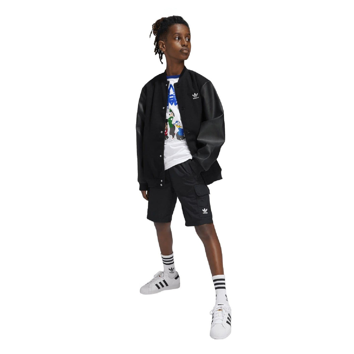 adidas Originals juniors cargo shorts for ages 8-16, featuring a relaxed fit, multiple pockets, and classic adidas styling.