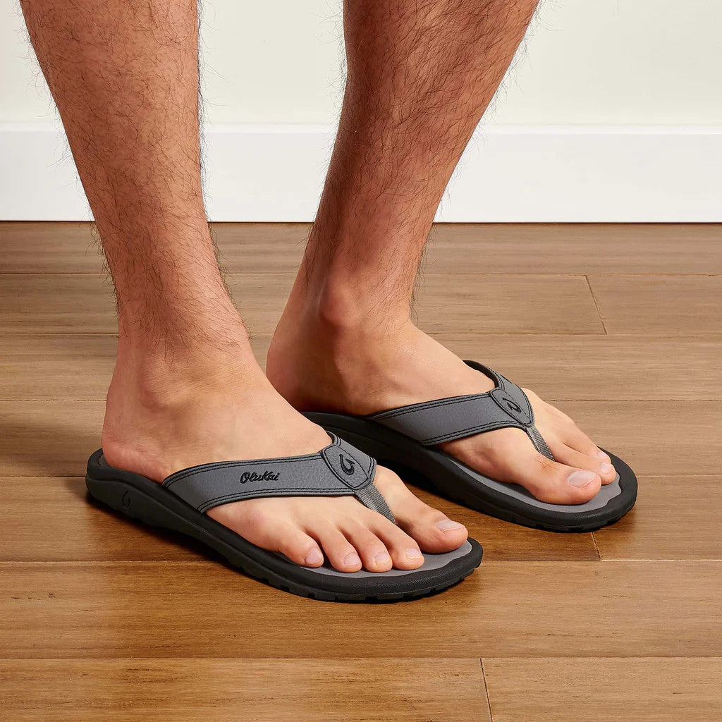 Men’s gray flip-flop sandals with two-tone strap and black rubber outsole