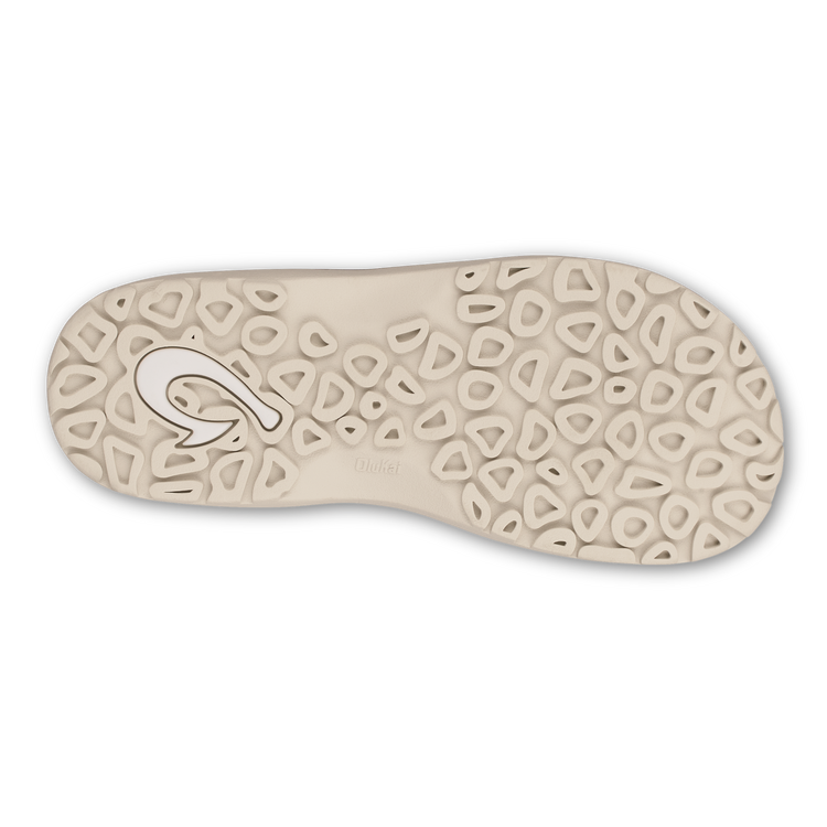 Light outsole tread with pebble texture for thong sandals