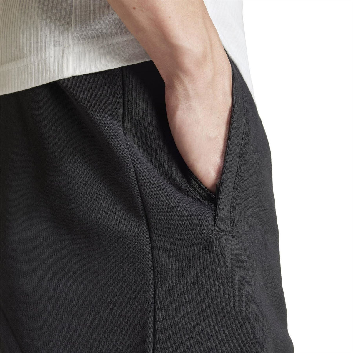 Black sweat shorts with front pocket opening and elastic waistband