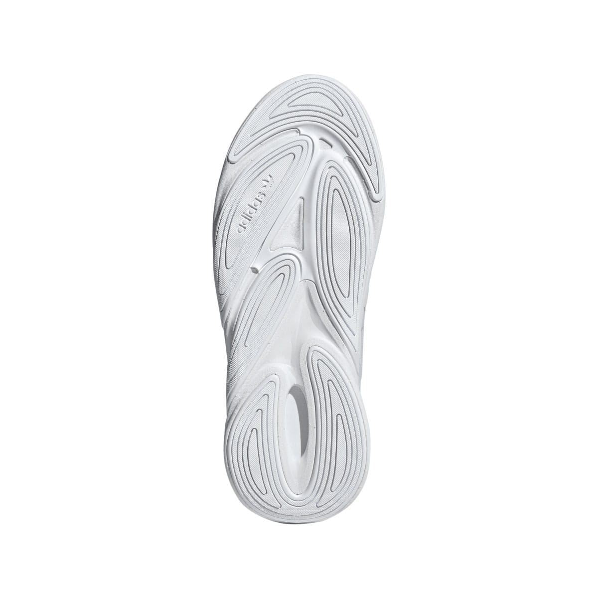 White Ozelia trainers outsole with deep traction tread pattern
