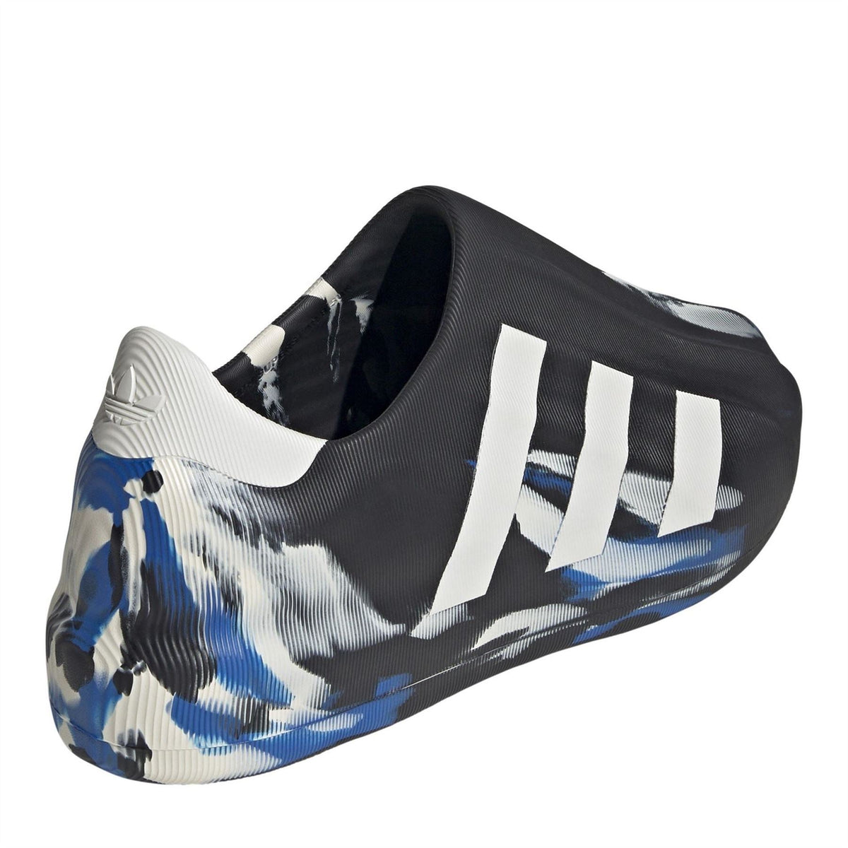 Junior adidas Originals Superstar Slip-On Trainers in size 3-5, featuring classic design and comfortable fit for kids.