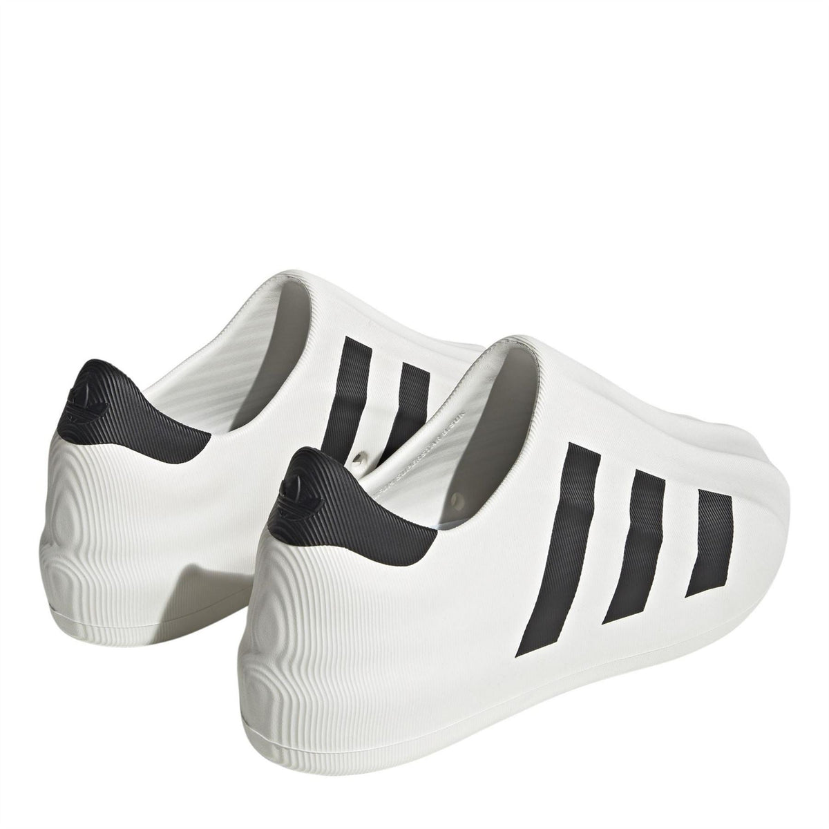 Junior adidas Originals Superstar Slip-On Trainers in size 3-5, featuring classic design and comfortable fit.