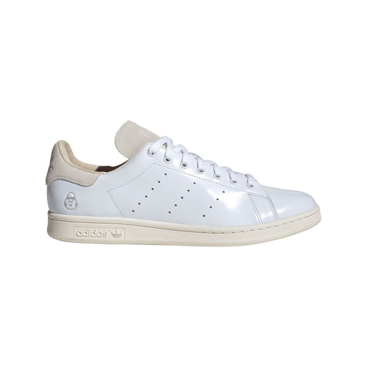 White adidas Stan Smith-style trainers with beige collar, lace-up, perforated toe, cupsole