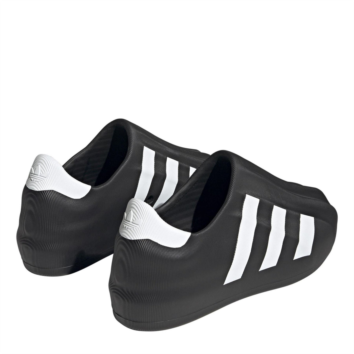 Junior adidas Originals Superstar Slip On Trainers in size 3-5 with classic white design and signature three stripes.