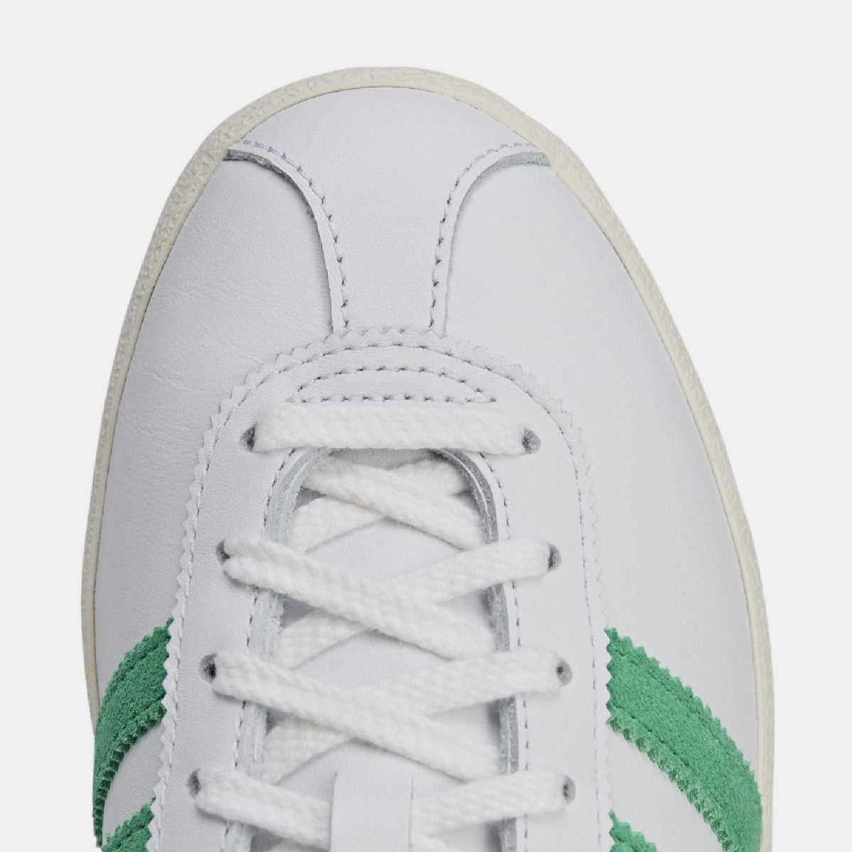 adidas Originals Sporty & Rich Blanc trainers, stylish white footwear with classic design, suitable for casual wear and sports activities