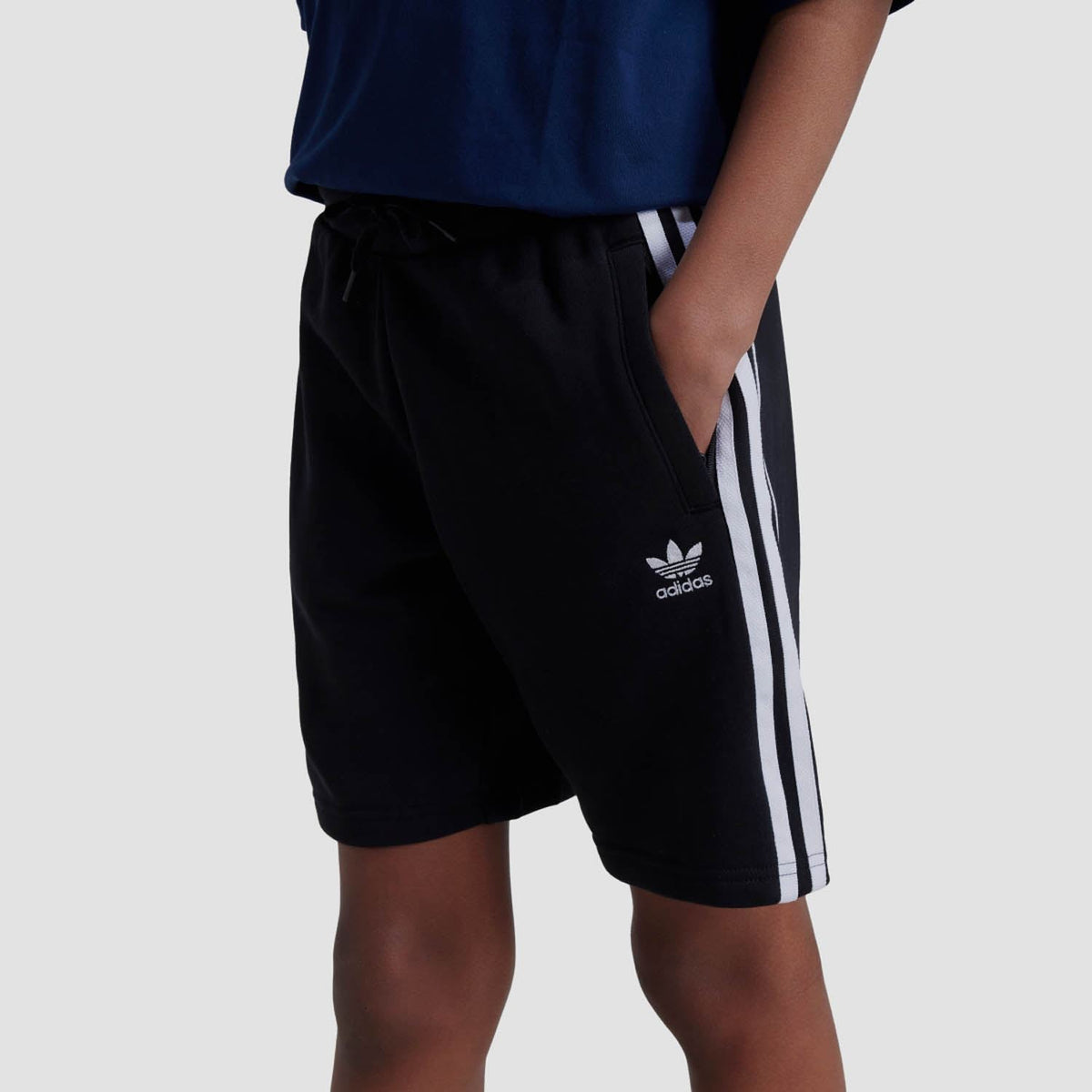 Adidas Originals juniors Adicolor shorts in vibrant color, featuring an elastic waistband and classic logo branding.