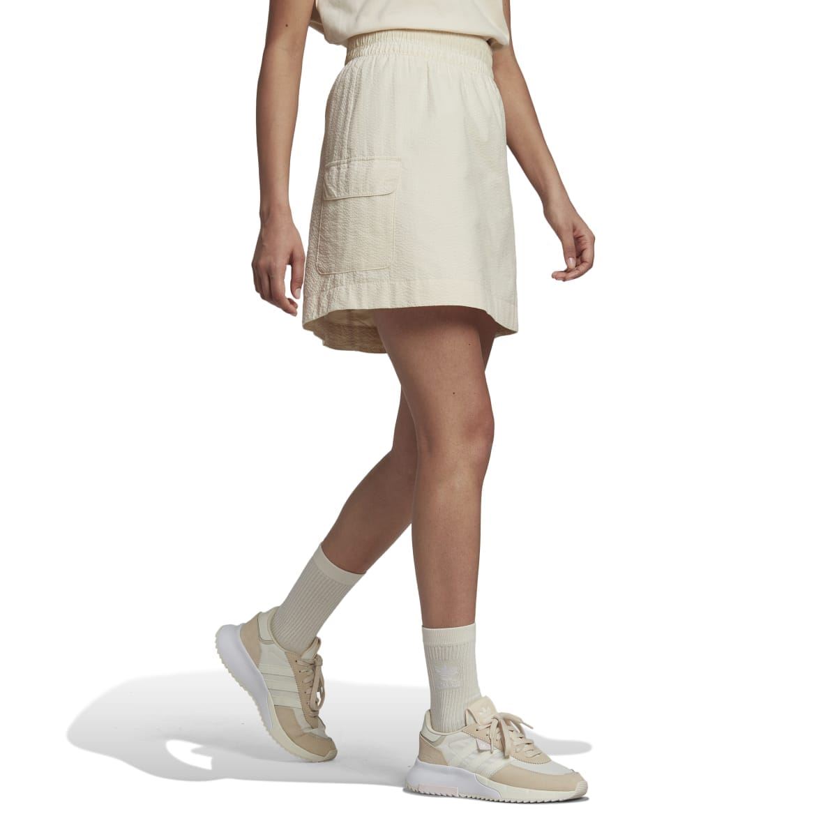 adidas Originals Adicolor Classics poplin skirt featuring a high waist and pleated design, lightweight fabric, and stylish casual fit