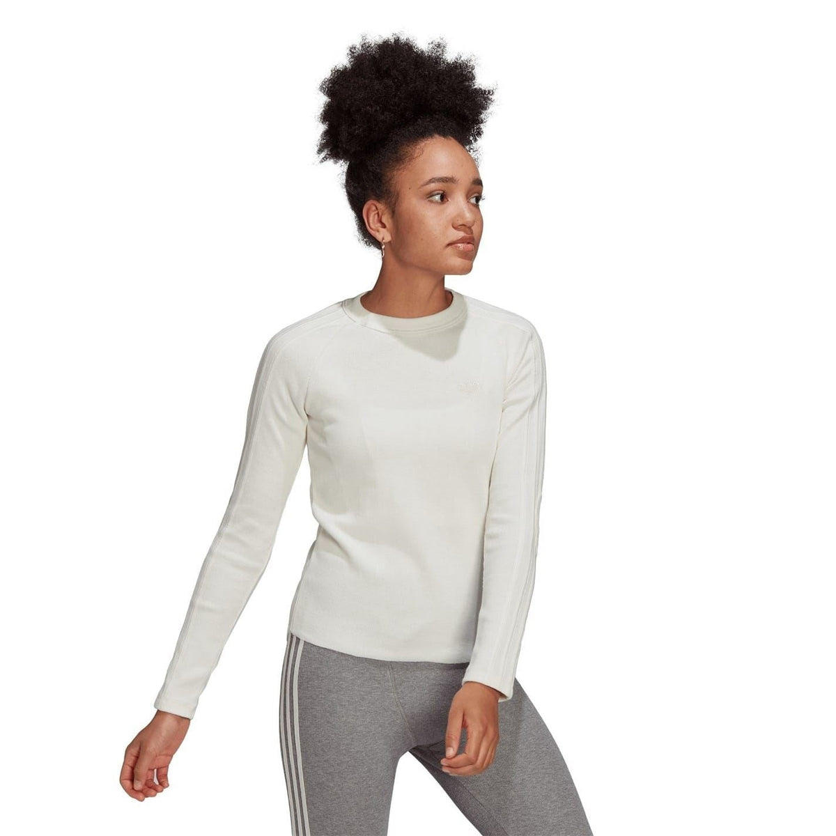 Chalk white crewneck long-sleeve T-shirt with clean front seams