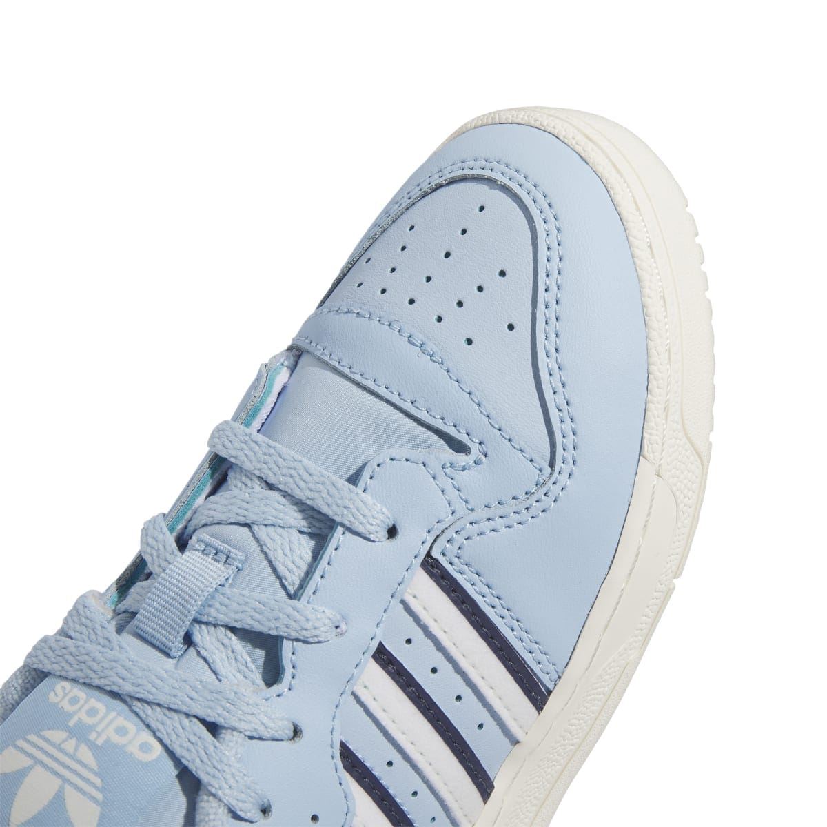 Kids' light blue low-top trainers, close-up toe cap and lace loops