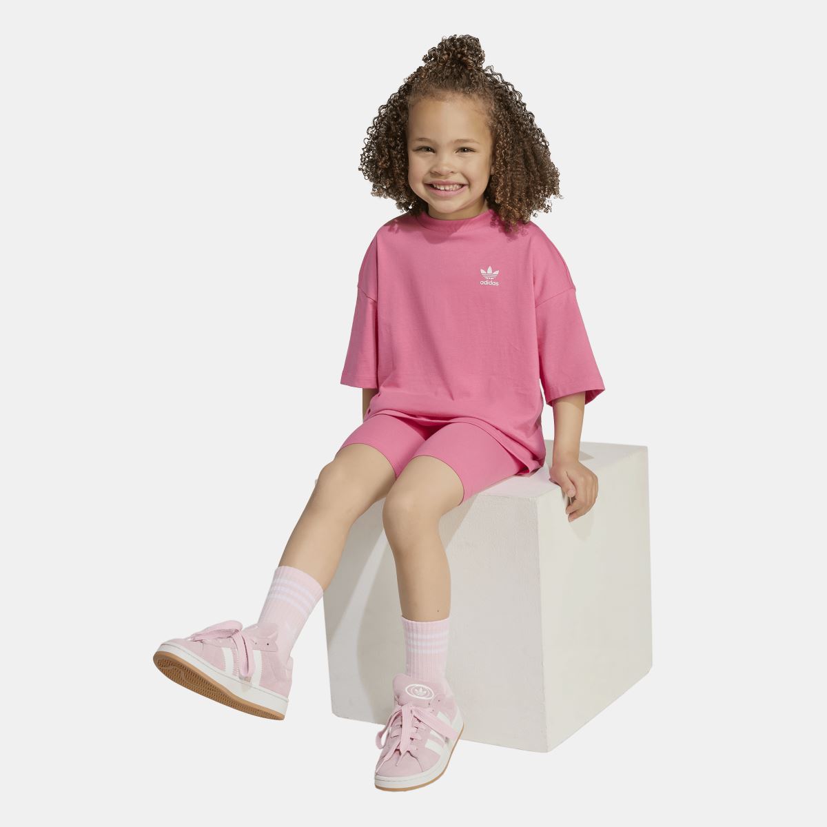 Infants pink adidas outfit set with short-sleeve T-shirt and cycling shorts, logo detail