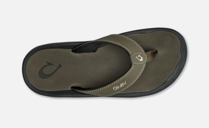 Men’s flip-flop sandal in dark olive with tan stitching and logo emblem on the footbed