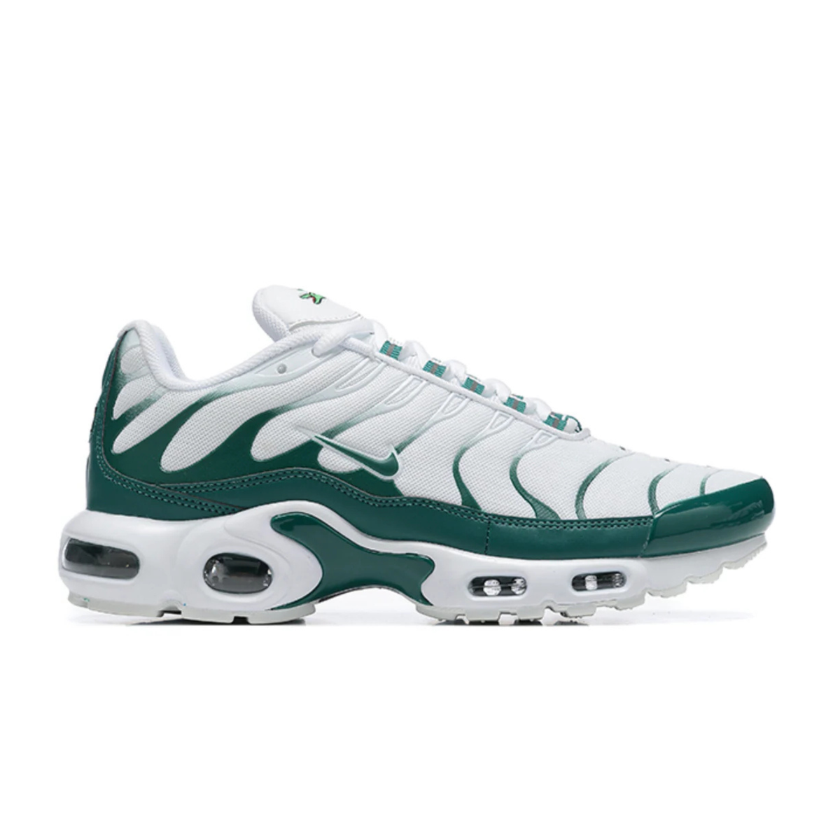 NIKE Air Max Plus sneakers in white and green, lace-up with cushioned air sole