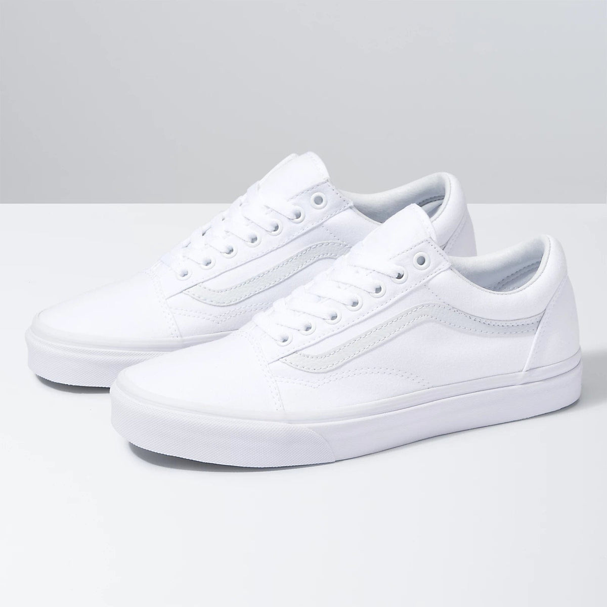 White low-top sneakers with double stripe and rubber sole