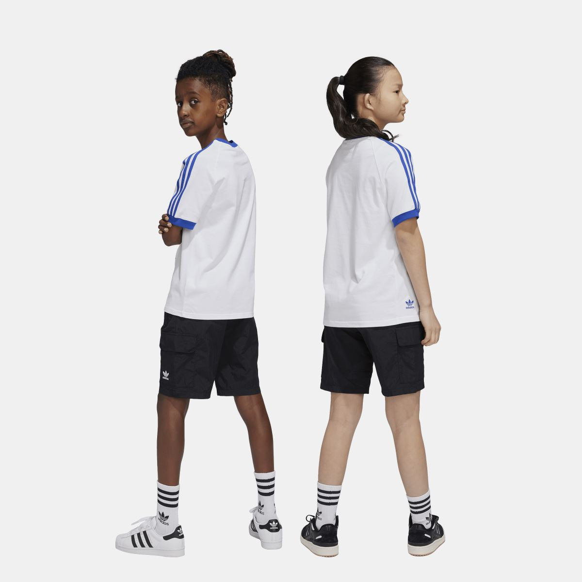adidas Originals juniors cargo shorts for ages 8-16, featuring a casual design with multiple pockets and comfortable fit