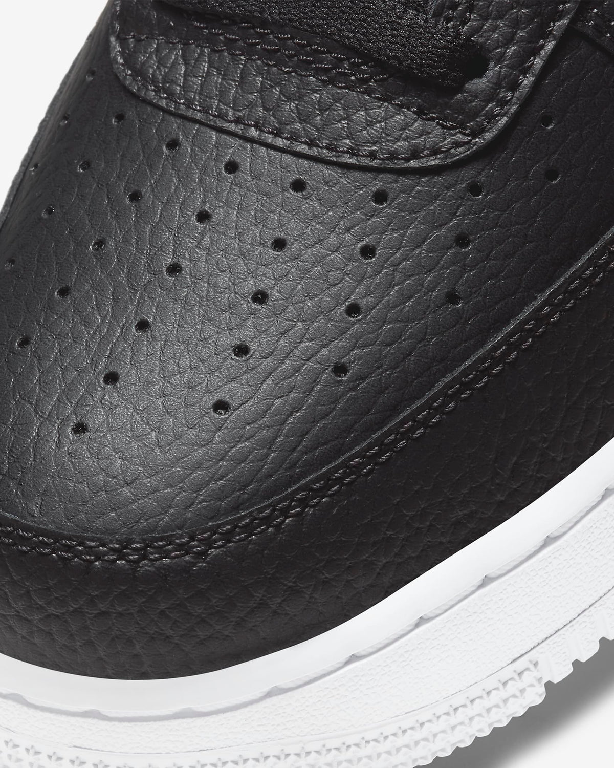 Air Force 1 '07 low-top sneakers, black leather toe with perforations and white midsole