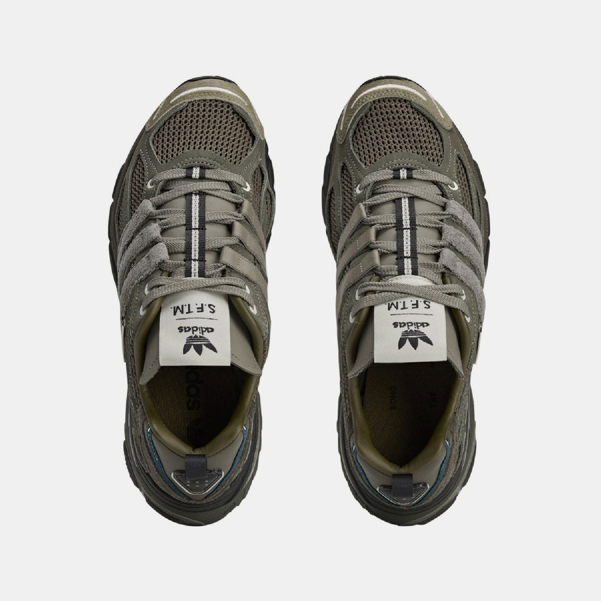 Cushion STFM trainers front view, gray laces, mesh toe, tongue patch detail