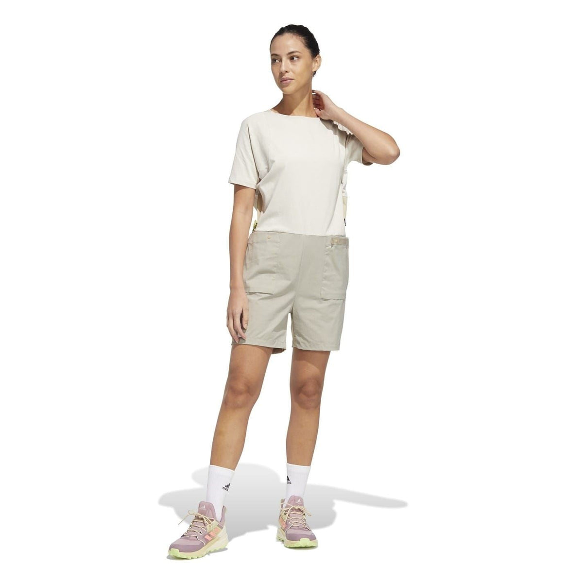 adidas Originals Voyager overalls, casual jumpsuit with adjustable straps and front pockets, in a stylish, modern design