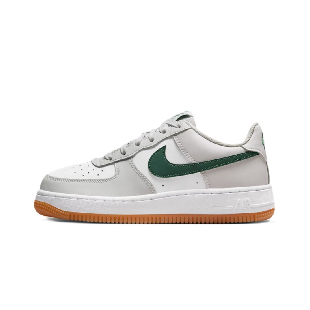 Kids' Nike Air Force 1 sneakers, white leather with green swoosh and gum sole