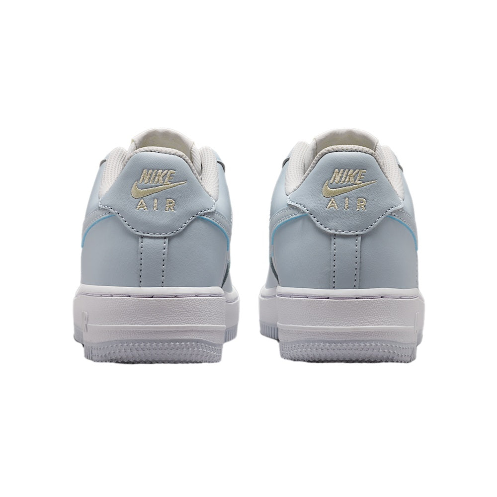 Kids' Nike Air Force 1 sneakers, heel view with Nike Air branding, light blue/white