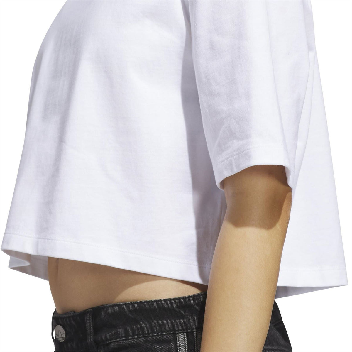 White cropped T-shirt with short sleeve cuff and curved hem