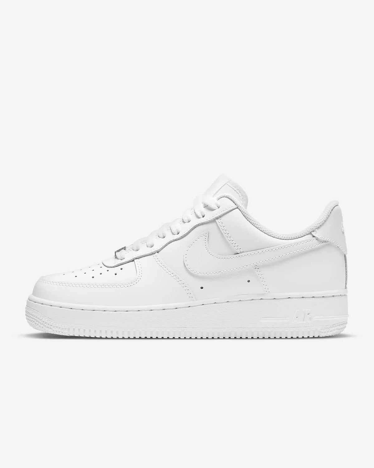 Women’s Nike Air Force 1 ’07 low-top sneakers in all-white leather