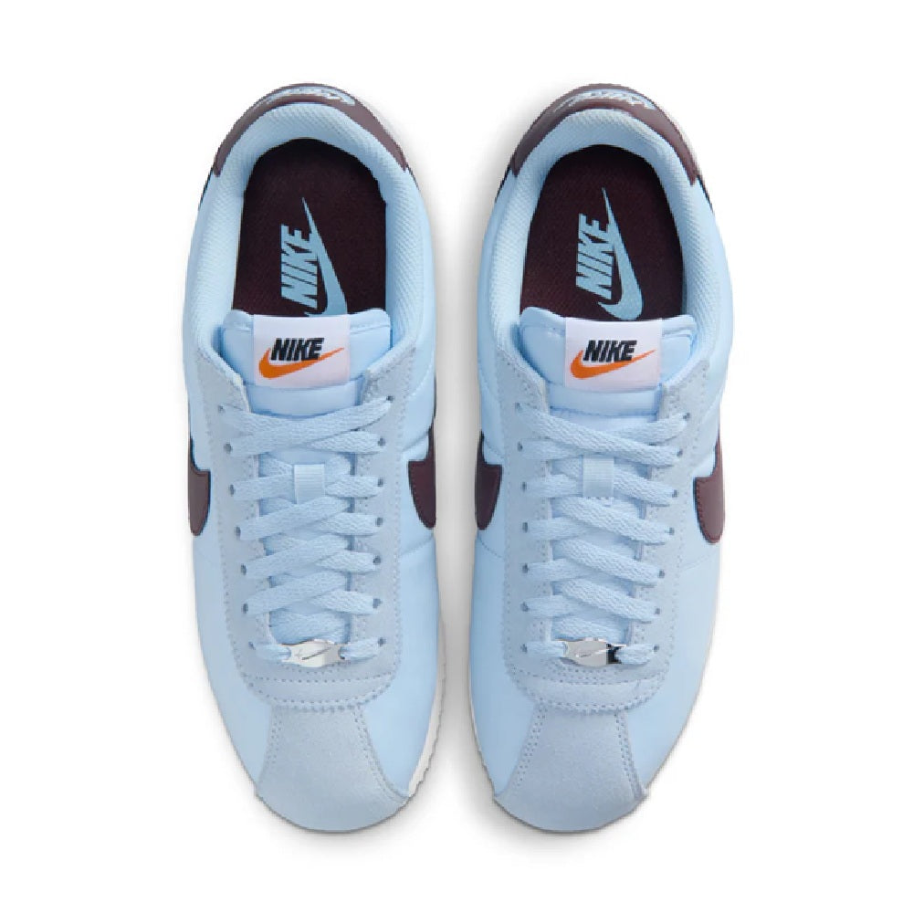 Nike Cortez sneakers viewed from top: light blue laces and burgundy heel patch