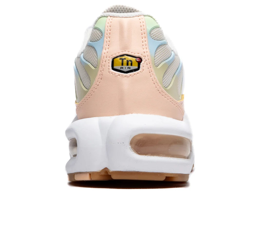 Nike Air Max Plus sneakers heel view, light pink back with blue/gray side panels, white sole