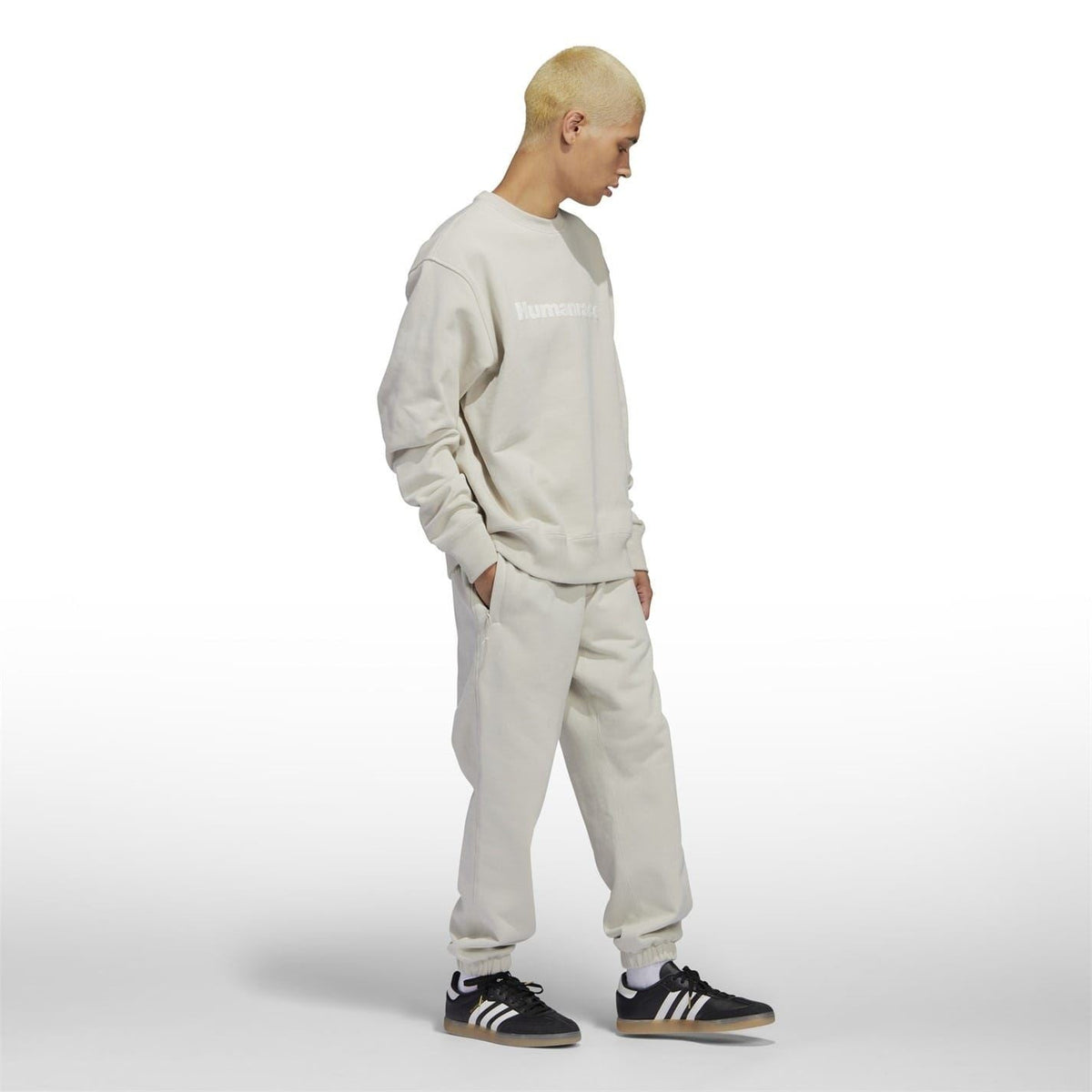 Light grey crewneck sweatshirt with chest logo, relaxed fit, long sleeves