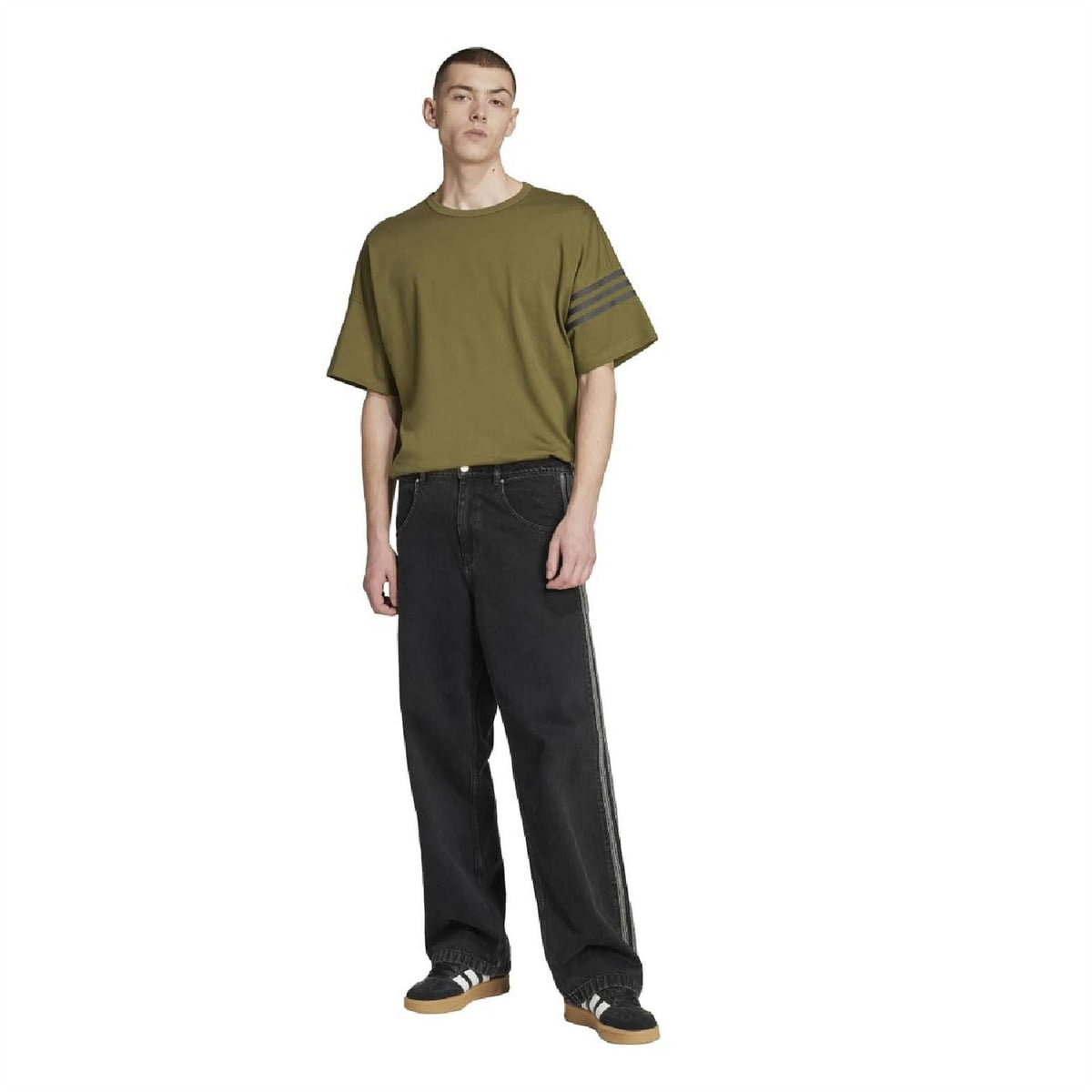Focus olive crew-neck T-shirt with adidas side stripe, easy everyday style