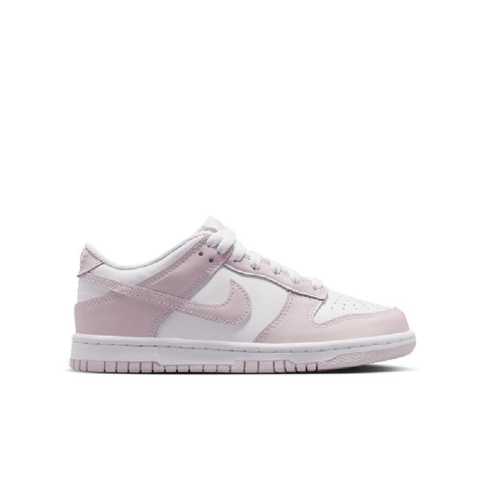 Kids' Nike Dunk Low sneakers in white and light violet, lace-up low-top with swoosh