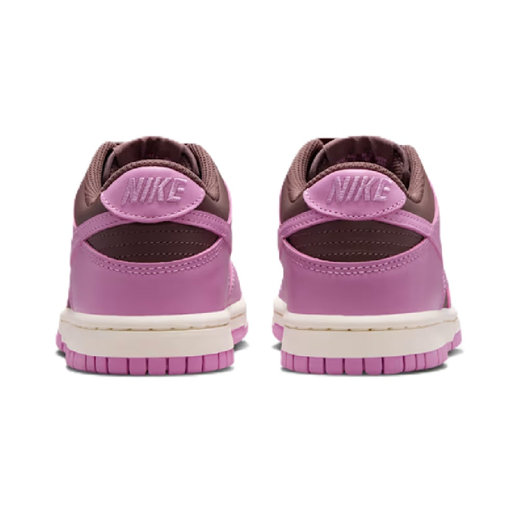 Kids Nike Dunk Low sneakers heel view, Nike logo on magenta back tabs