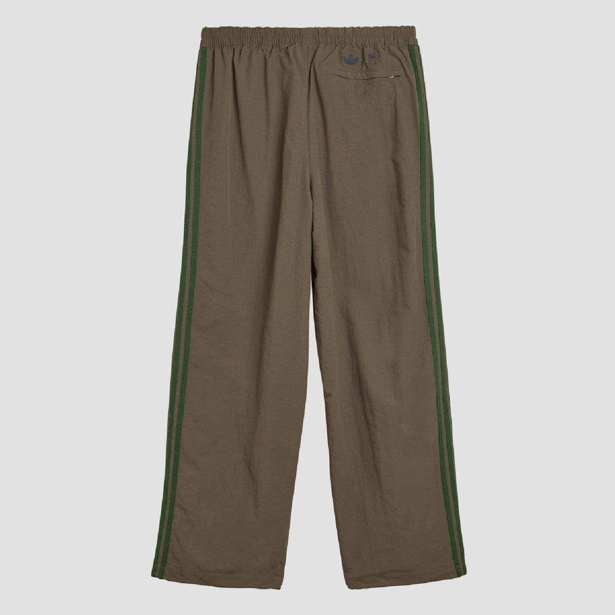 Chocolate track pants with elastic waist and green side stripes, small back logo