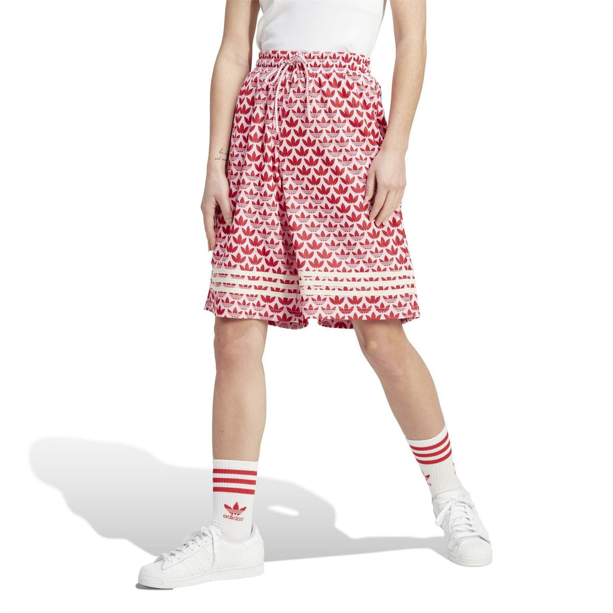 Red and white leaf-print knee-length shorts with elastic waistband and striped hem