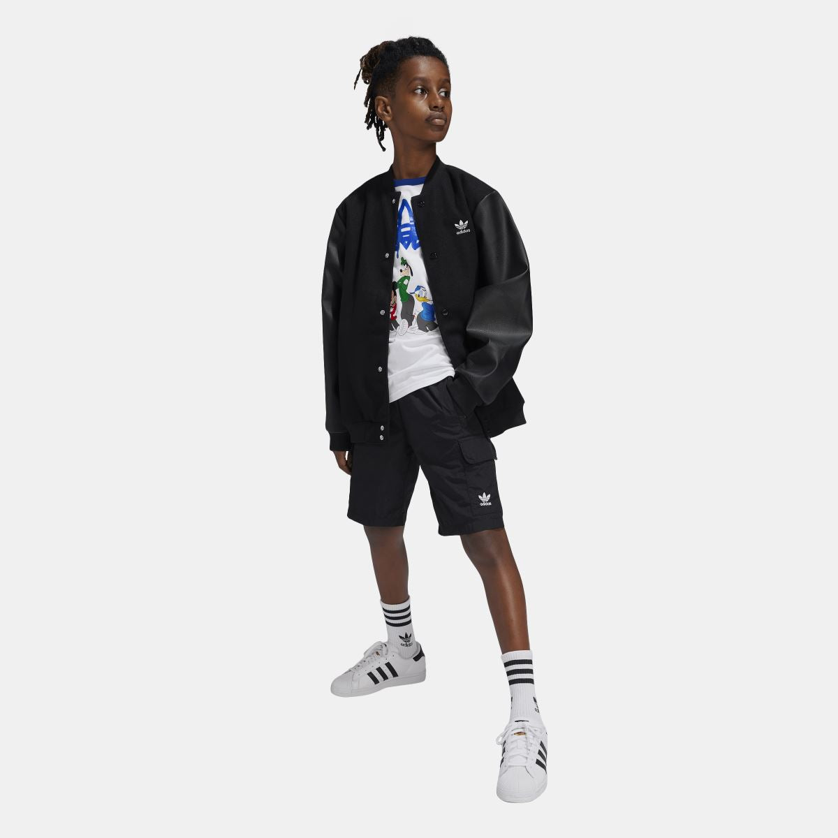 Junior adidas Originals cargo shorts in black with side pockets, designed for ages 8 to 16, casual and comfortable style.