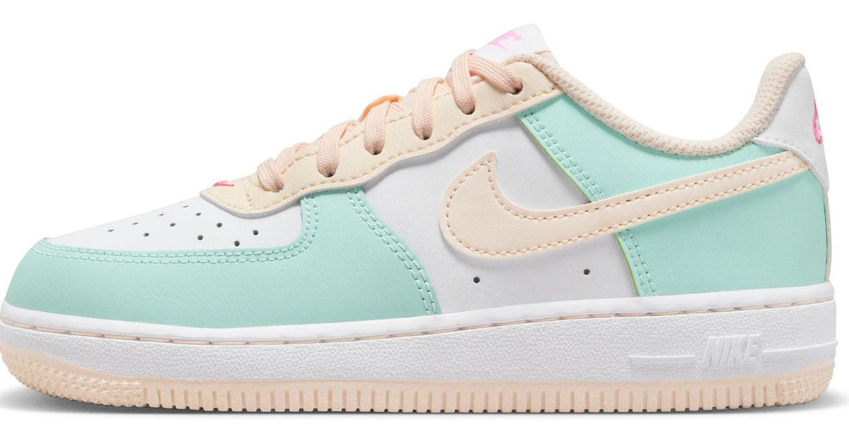 Kids' low-top sneakers in mint and white with beige laces and Nike Swoosh
