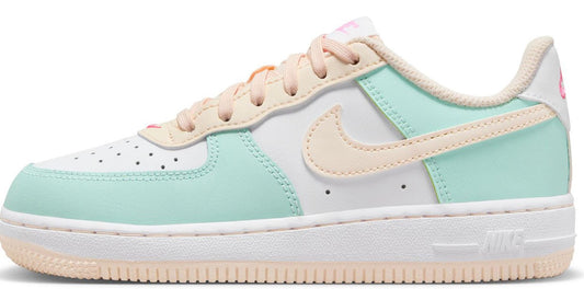 Kids' low-top sneakers in mint and white with beige laces and Nike Swoosh