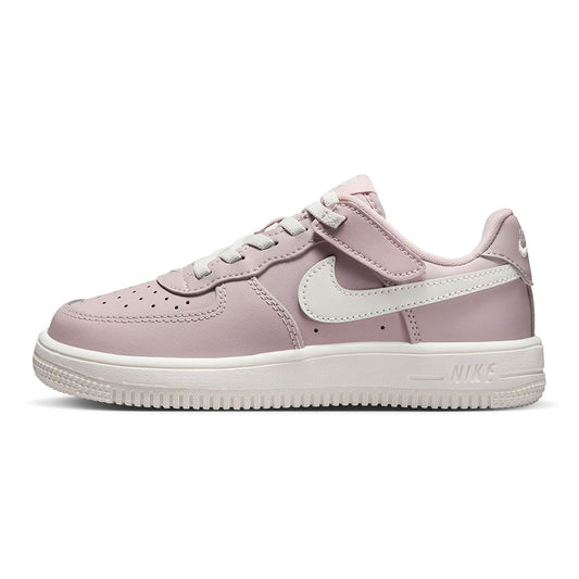 Kids low-top sneakers in particle rose with white Swoosh and hook-and-loop strap