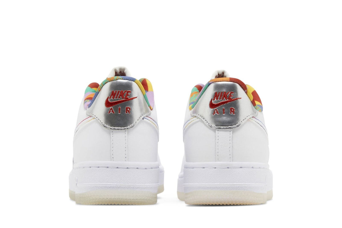 White kids Nike Air Force 1 sneakers with NIKE AIR heel detail and multicolor lining