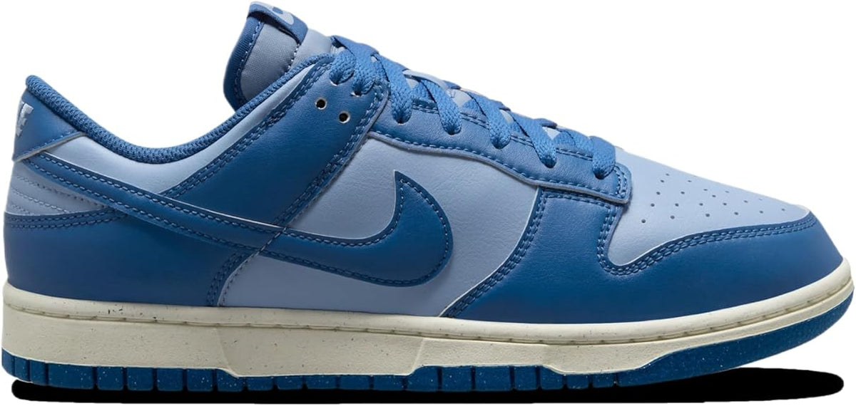 Men's Nike Dunk Low retro sneakers in blue with Swoosh and lace-up