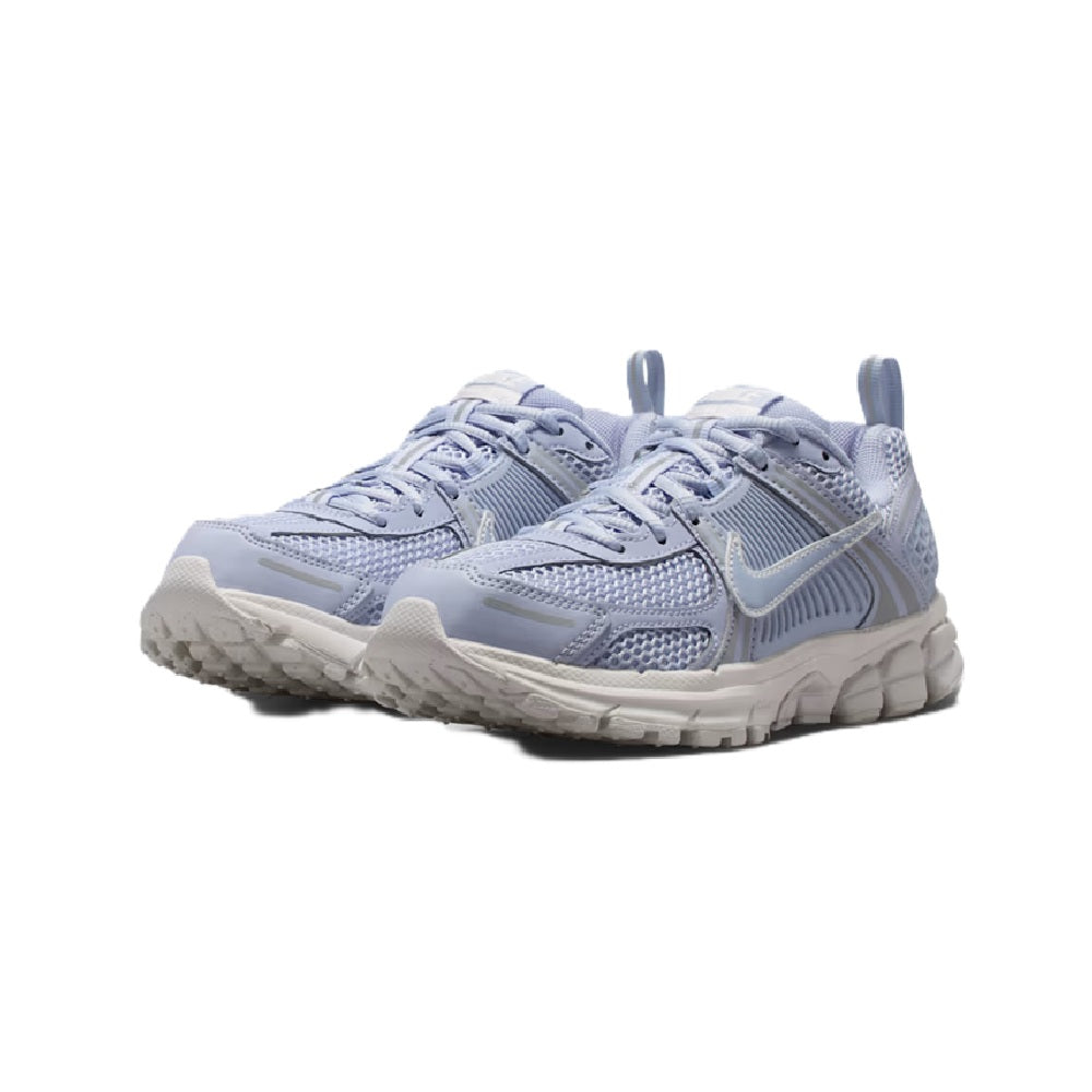 Big kid's Nike running shoes, light blue and white, lace-up front view