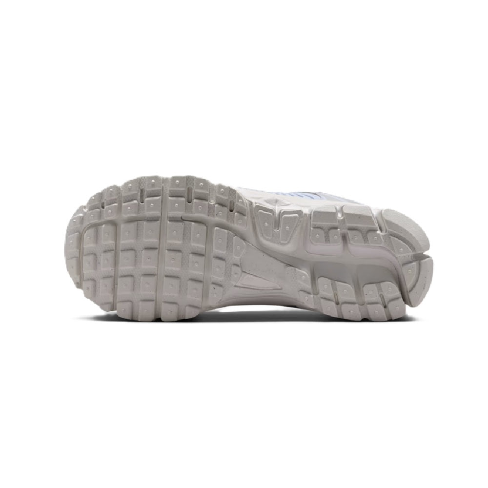 Big kid's Nike shoe outsole, light gray tread