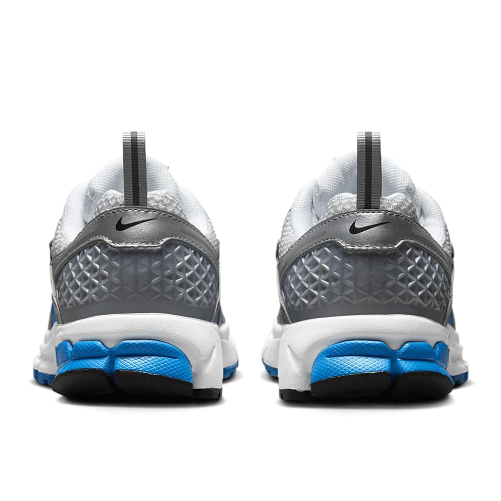 Big kid Nike Vomero 5 rear view, textured heel with blue outsole and pull tab
