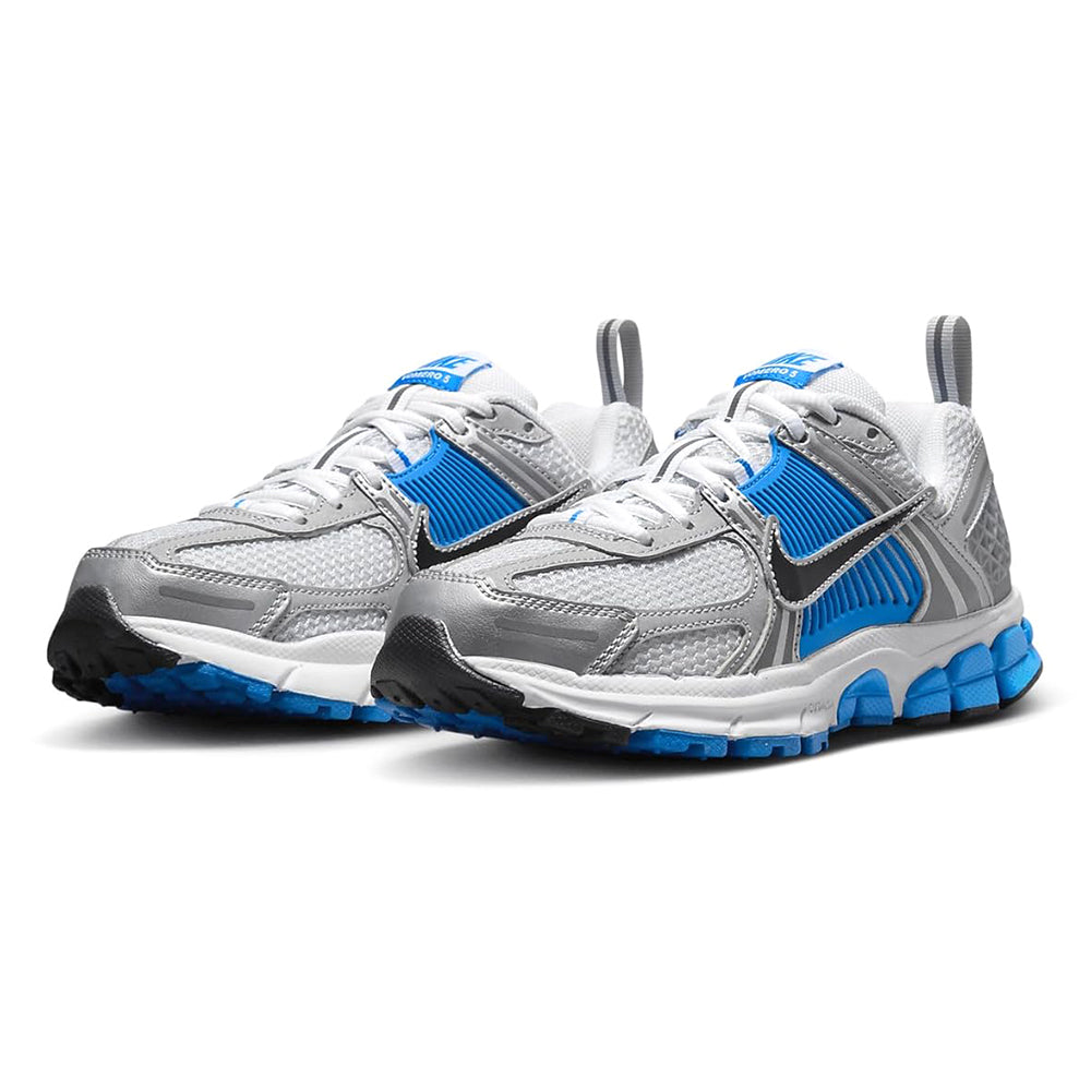 Big kid Nike Vomero 5 pair view, white/grey uppers with black swoosh and blue trim